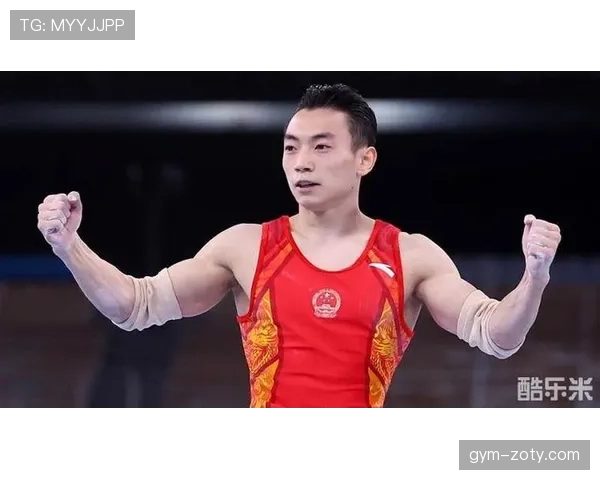 邹敬园训练完直接换西装走人，路人表情像看明星下班